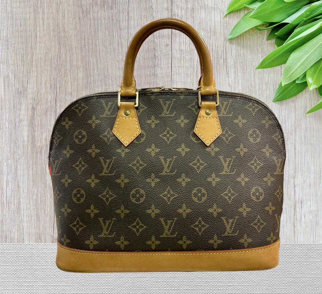 Louis Vuitton
ALMA PM
comes with certificate of Authenticity
A timeless House icon, the Alma PM handbag is ideal for every day. Its structured lines recall the Art Deco original, introduced in 1934 and named for the Alma Bridge in Paris. Crafted from Monogram canvas, with hand-stitched Toron handles, natural cowhide trim and high-shine golden hardware, this signature model always looks elegant, carried by hand or on the elbow.
12.6 x 9.8 x 6.3 inches
(length x Height x Width)
Monogram coated canvas
Smooth cowhide-leather trim
Textile lining
Gold-color hardware
Double zip closure
Inside flat pocket
Handle:Double
In great condition, interior is spotless, leather trim has minor signs of wear, the coated canvas has no flaw and in excellent condition.