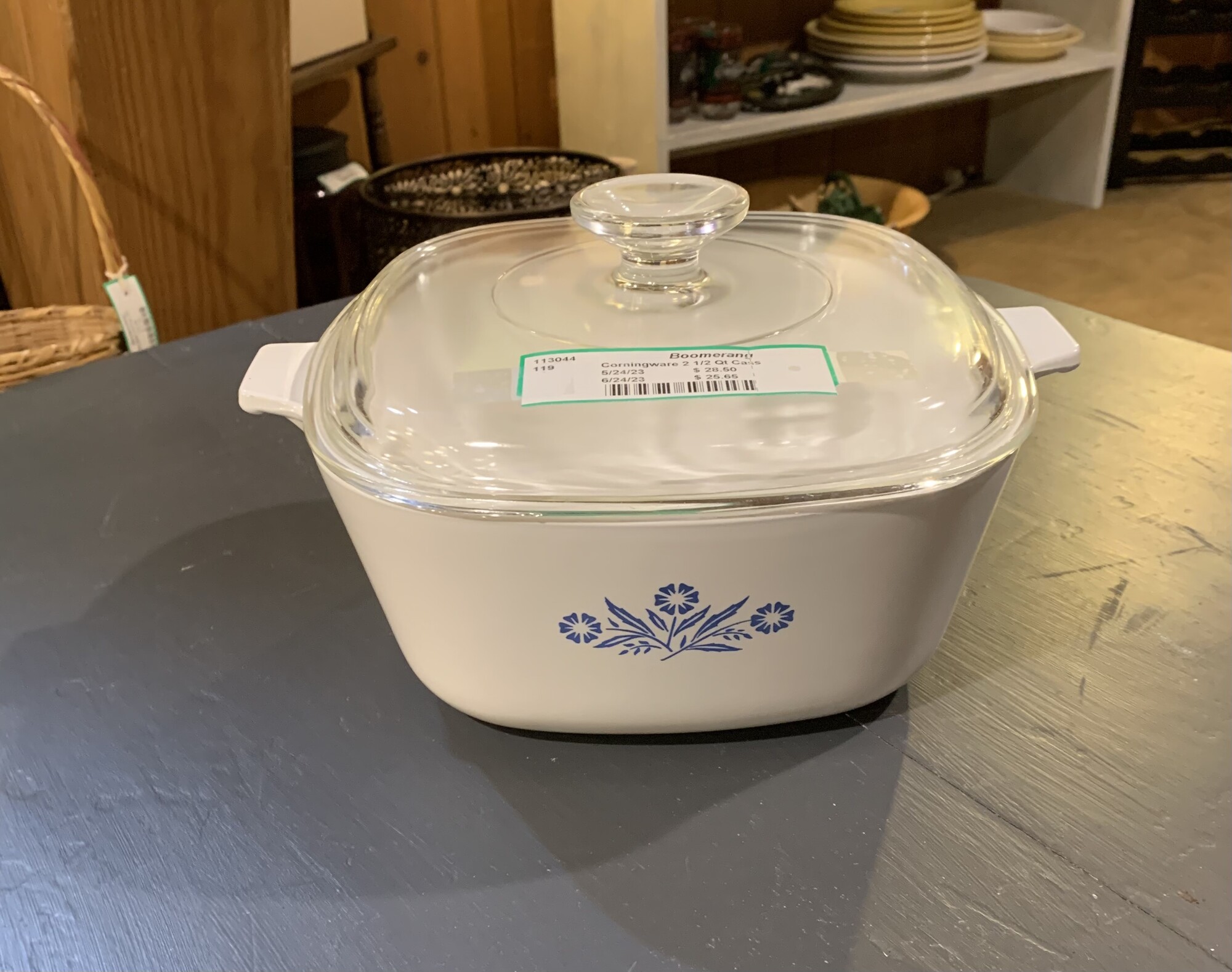Corningware 2 1/2 Qt Casserole
This casserole dish is white with the blue cornflower design.  It has a glass cover and is in near perfect condition.