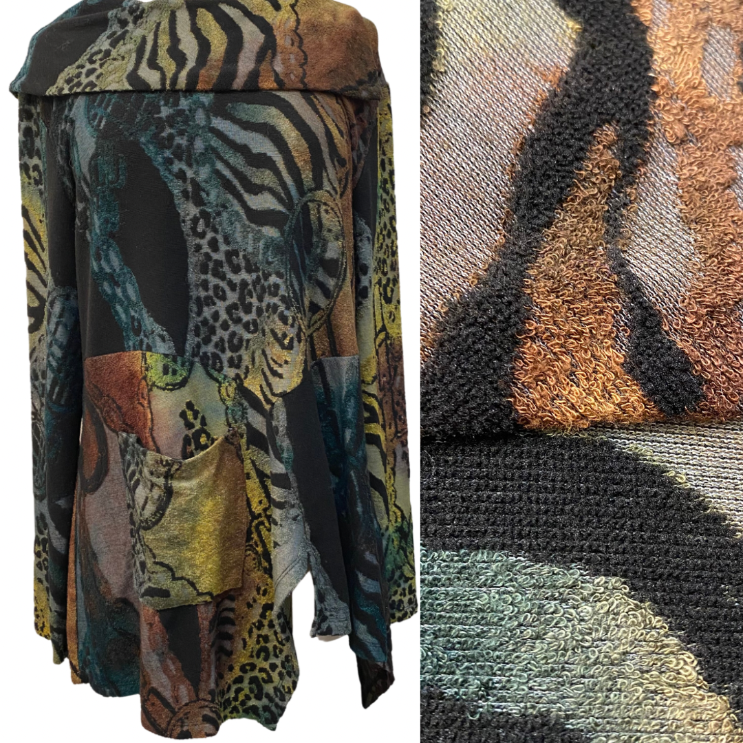 Cativa Textured Tunic Top
Abstract Animal Print
With One Pocket
Color: Teal, Black, Green, Gold, Gray
Size: Large