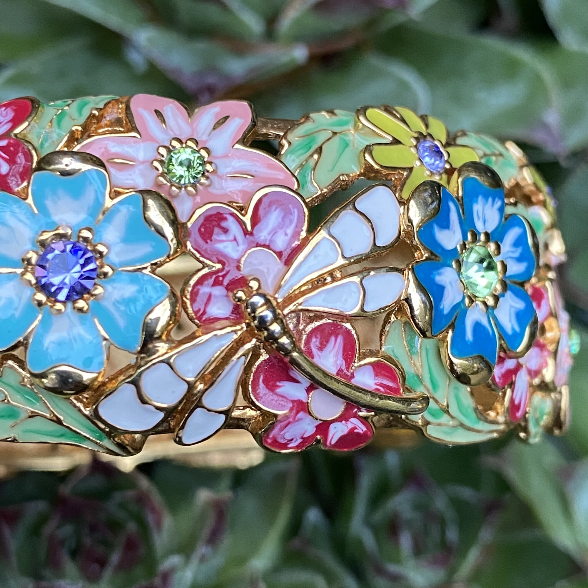 Joan Rivers Enamel Colorful Flowers Dragonfly Hinged Bracelet Gold Tone Rare HTF
Goldtone oval shape; cutout floral design; epoxy enamel, round faceted crystals in shades of blue, lilac, and green
Snap hinge
Signed Joan Rivers
Fits an average-sized wrist- Interior circumference measures approximately 7L
Measures approximately 7/8W