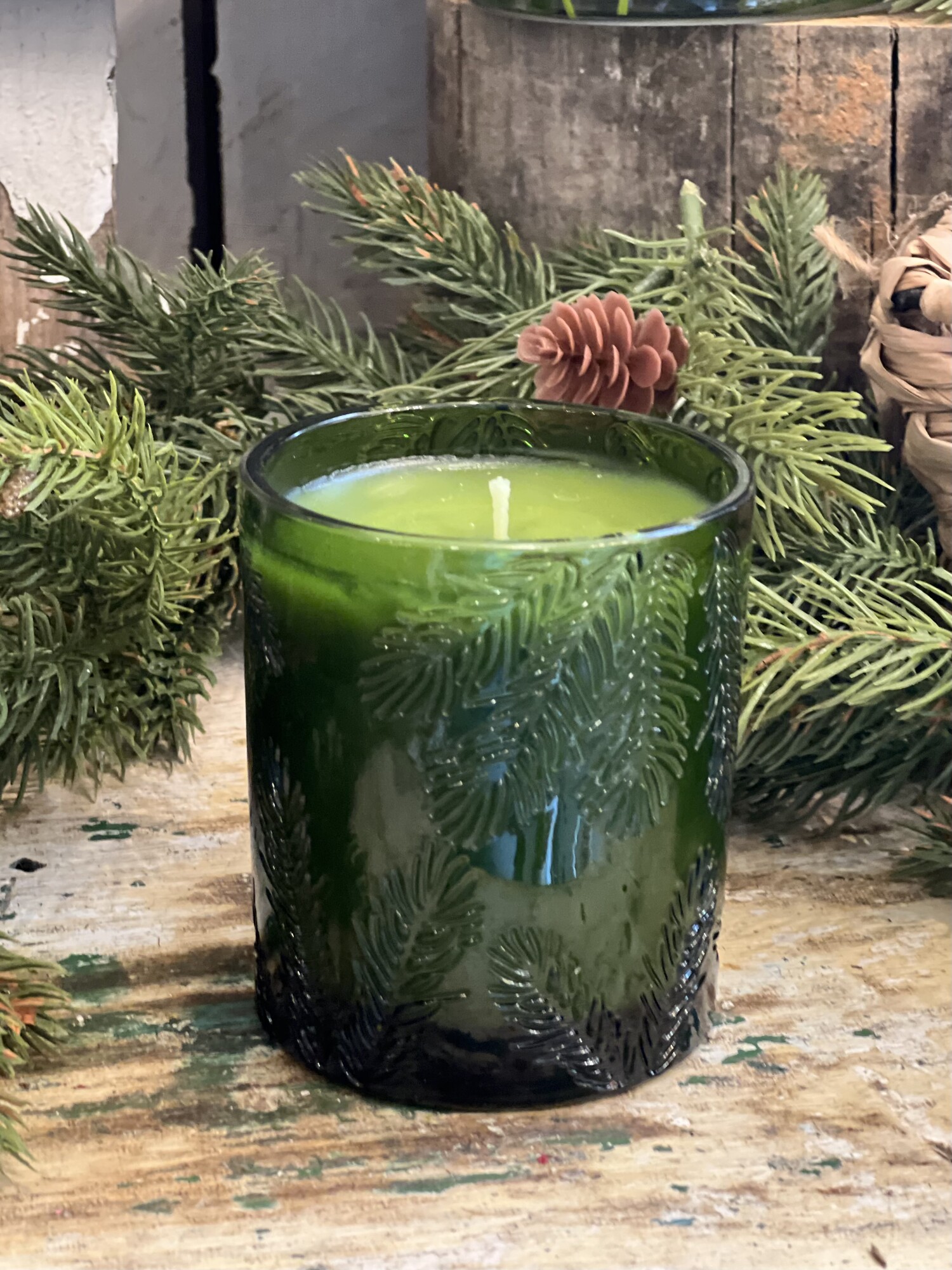 Moutain fresh and glowing with a snap of crisp siberian fir needles, cedarwood and relaxing sandlewood. This highly aromatic candle has such a beautiful scent that smells like a fresh cut Christmas tree but is great to use year round. This  candle is 6.5 ounces