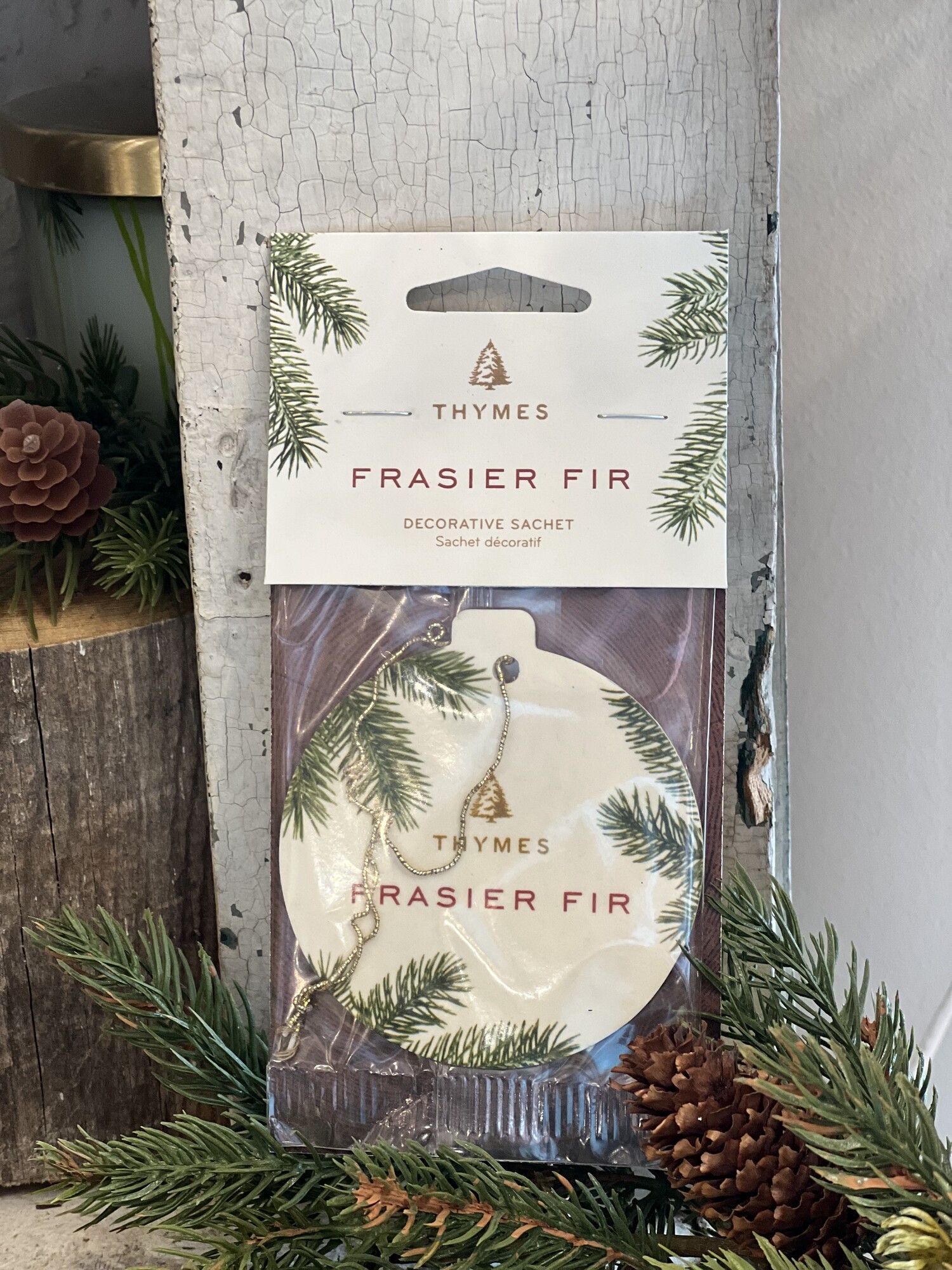 Moutain fresh and glowing with a snap of crisp siberian fir needles, cedarwood and relaxing sandlewood. This highly aromatic sachet has such a beautiful scent that smells like a fresh cut Christmas tree but is great to use year round.
