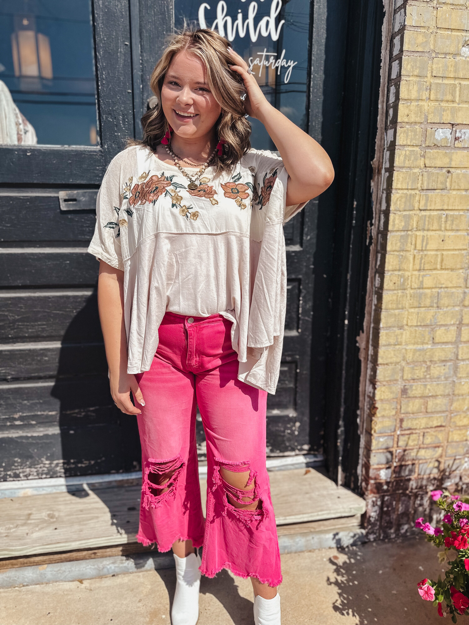These Hot Pink distressed jeans are the perfect staple piece for football/fall season! Dress them up or down, you're sure to be the cutest around town!
Available in sizes Small-XLarge.