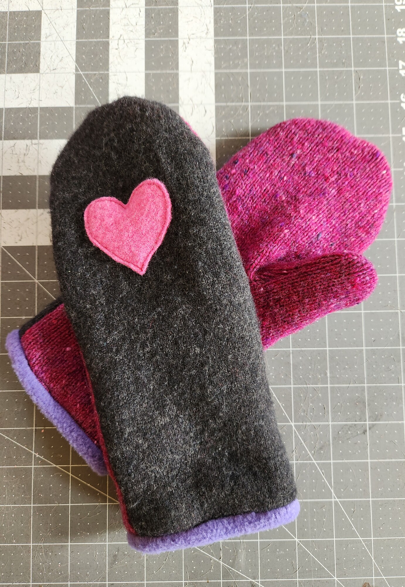 RECYCLED MITTENS, HEARTS, Size: Large
TWEED RIVER FARM MITTENS
MADE IN VERMONT FROM RECYCLED WOOL AND CASHMERE SWEATERS, MINK & SEAL VINTAGE COATS.
SOMETIMES DESIGNER SCARVES OR EMBELLISHED WITH A DESIGNER NOTION. PATCHES ARE FROM GARMENT BAGS I HAVE DECONSTRUCTED.
LINED WITH A NEW NON-PILL FLEECE
ONE OF A KIND
I DO GUARANTEE MY WORK 100%
MADE BY ME
TWEED RIVER FARM