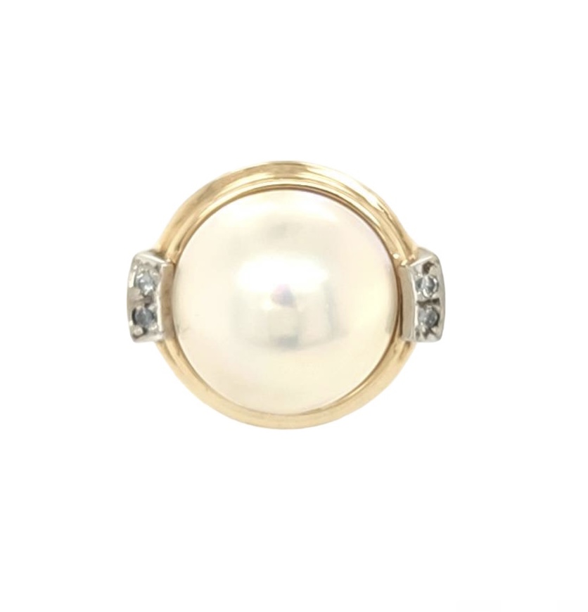 Classic Mabe Pearl RIng
Featuring 4 Accent Diamonds
14 Karat Yellow Gold
