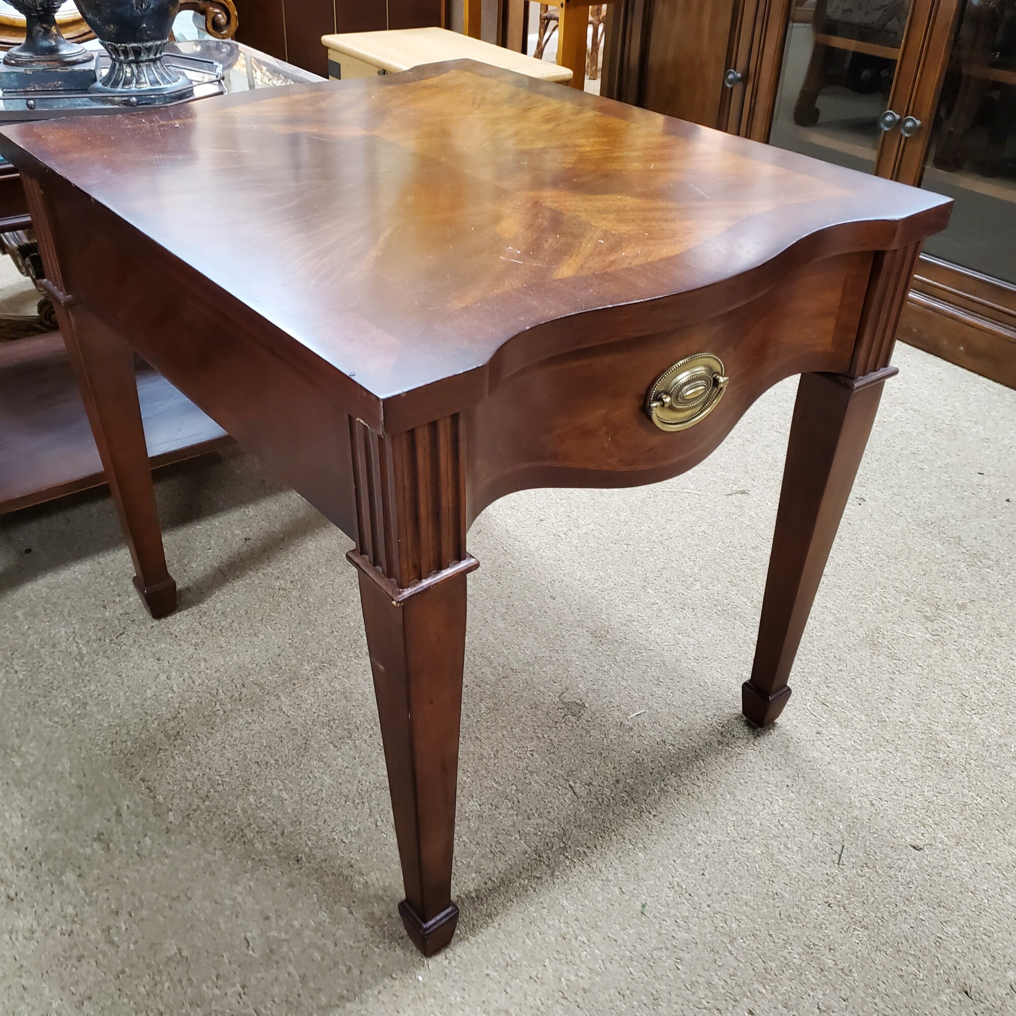 Broyhill End Table, Size: 23x27x25